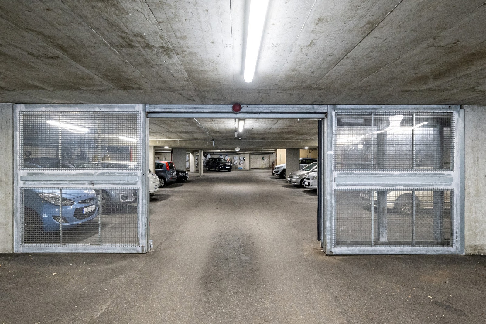 Fast plass i lukket garasje. Innvendig og utvendig gjesteparkering. Galleribilde