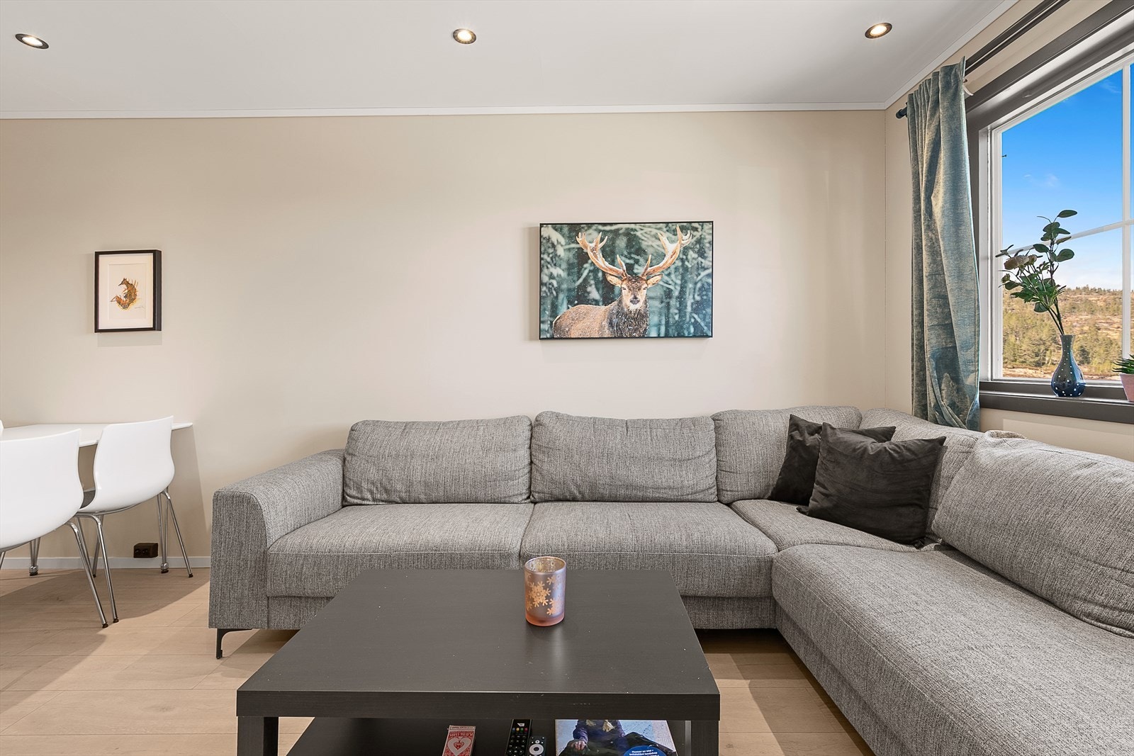 Leiligheten har lyse og moderne overflater, samt god belysning med innfelte spotter i himlingen. Galleribilde