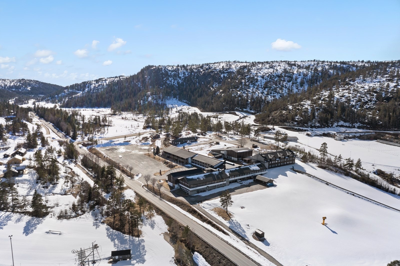 Utenfor hotellet ligger Gautefall Biathlon Skiarena, et helårs skianlegg. Flotte preparerte løyper ligger rett utenfor døra! Galleribilde