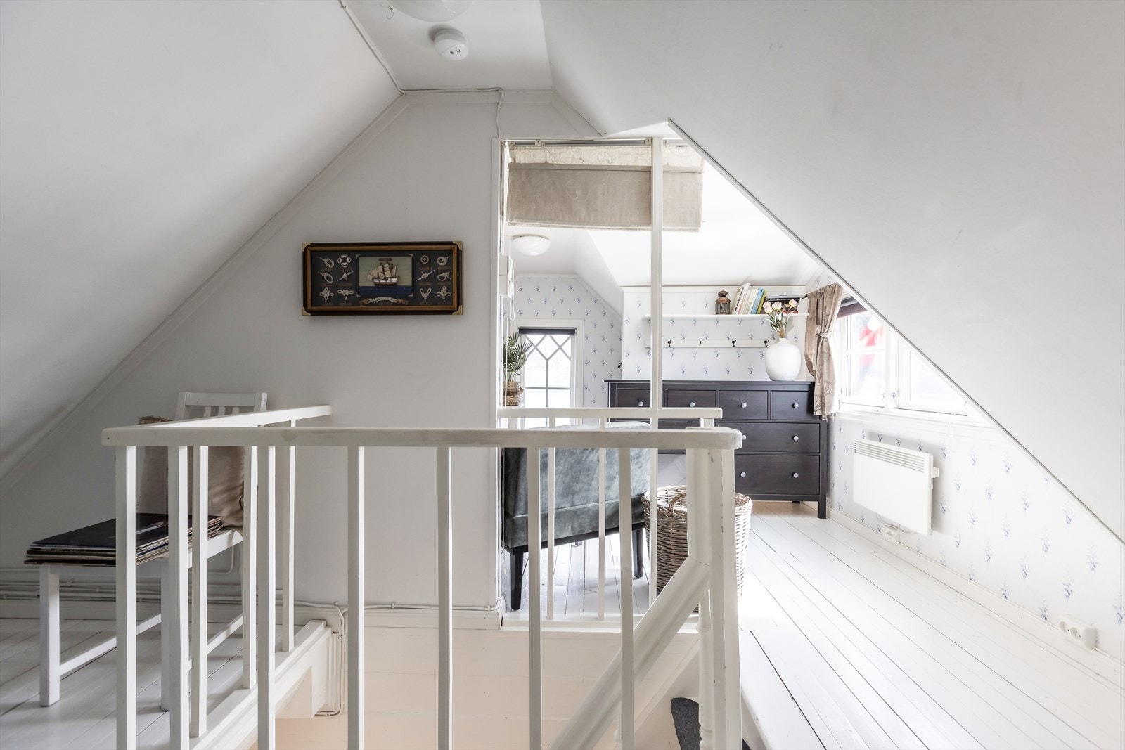 Skråtak og store vinduer gir et lyst og luftig inntrykk. Her oppe er det både soveplass, oppbevaring og rom for avslapning. Galleribilde