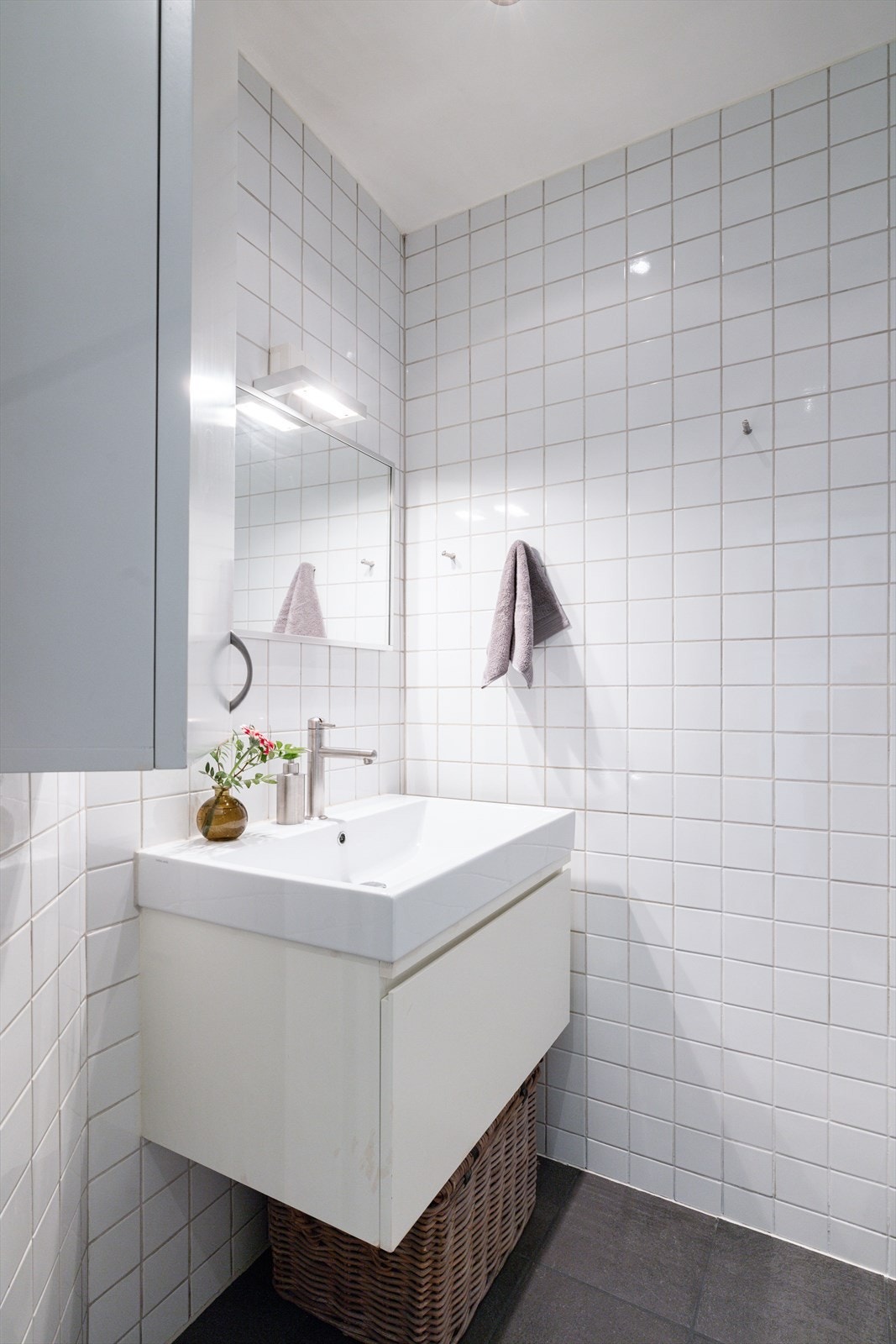 Gulvvarme sørger for god komfort året rundt, mens downlights i tak og belysning ved speil gir et behagelig og funksjonelt lys. Galleribilde