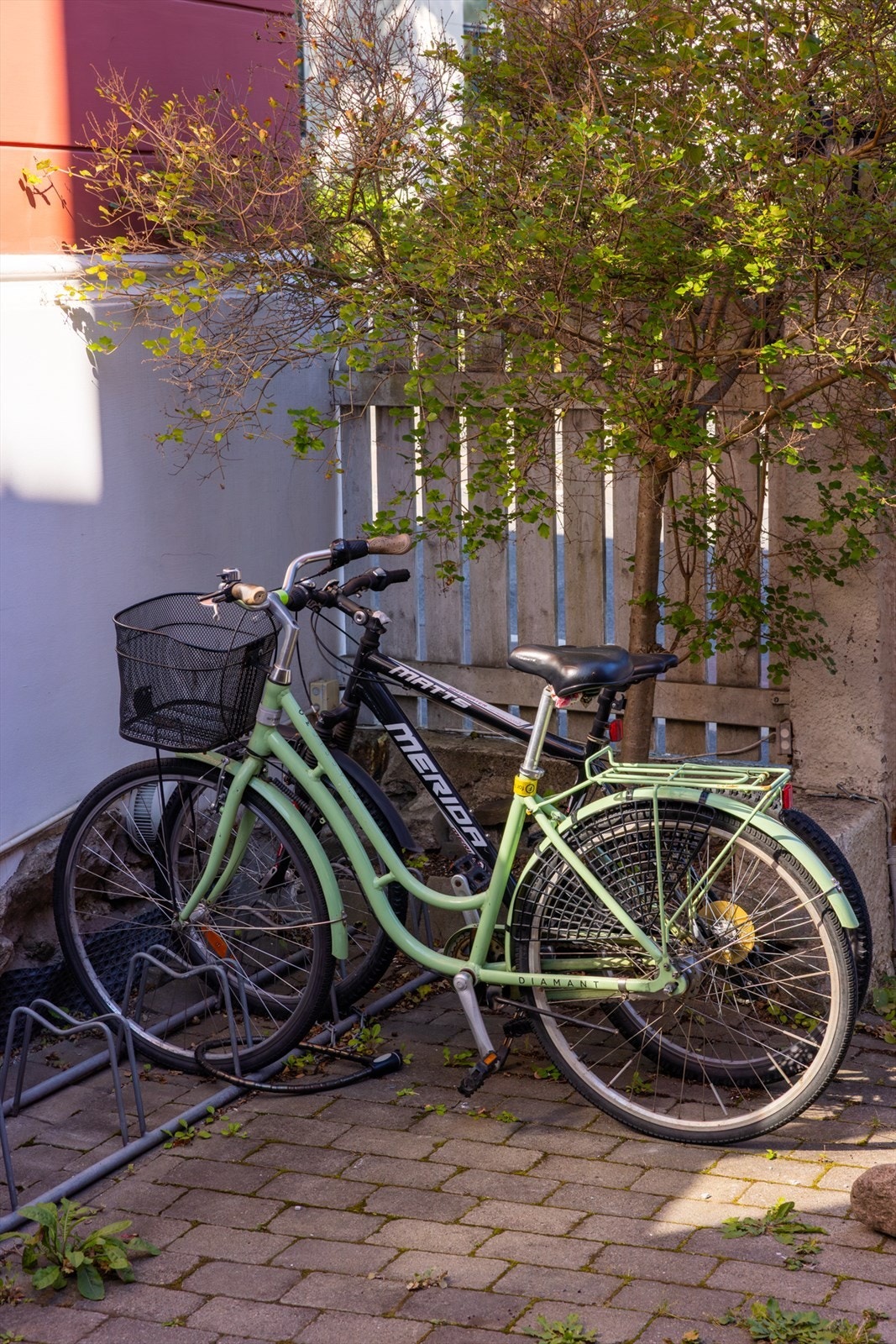 Det er sykkelparkering i felles bakgård. Galleribilde