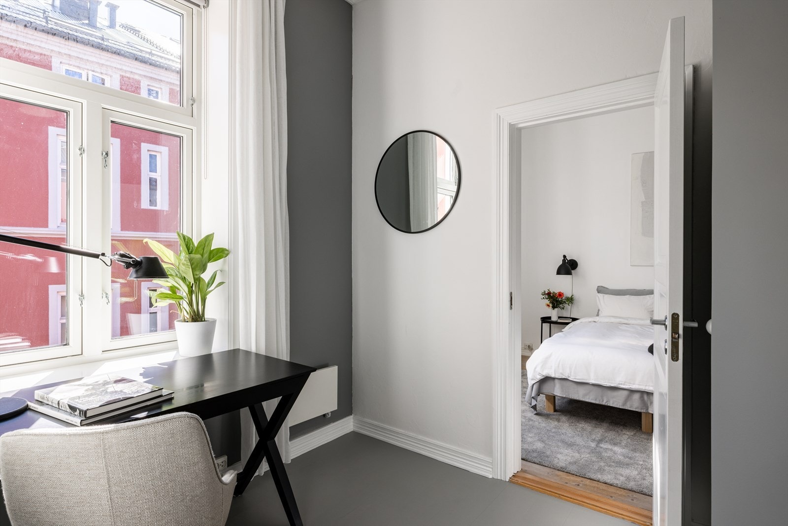 Rommet er lyst og praktisk, og egner seg godt som kontor eller gjesterom. Perfekt for deg som jobber hjemmefra eller trenger ekstra plass. Galleribilde