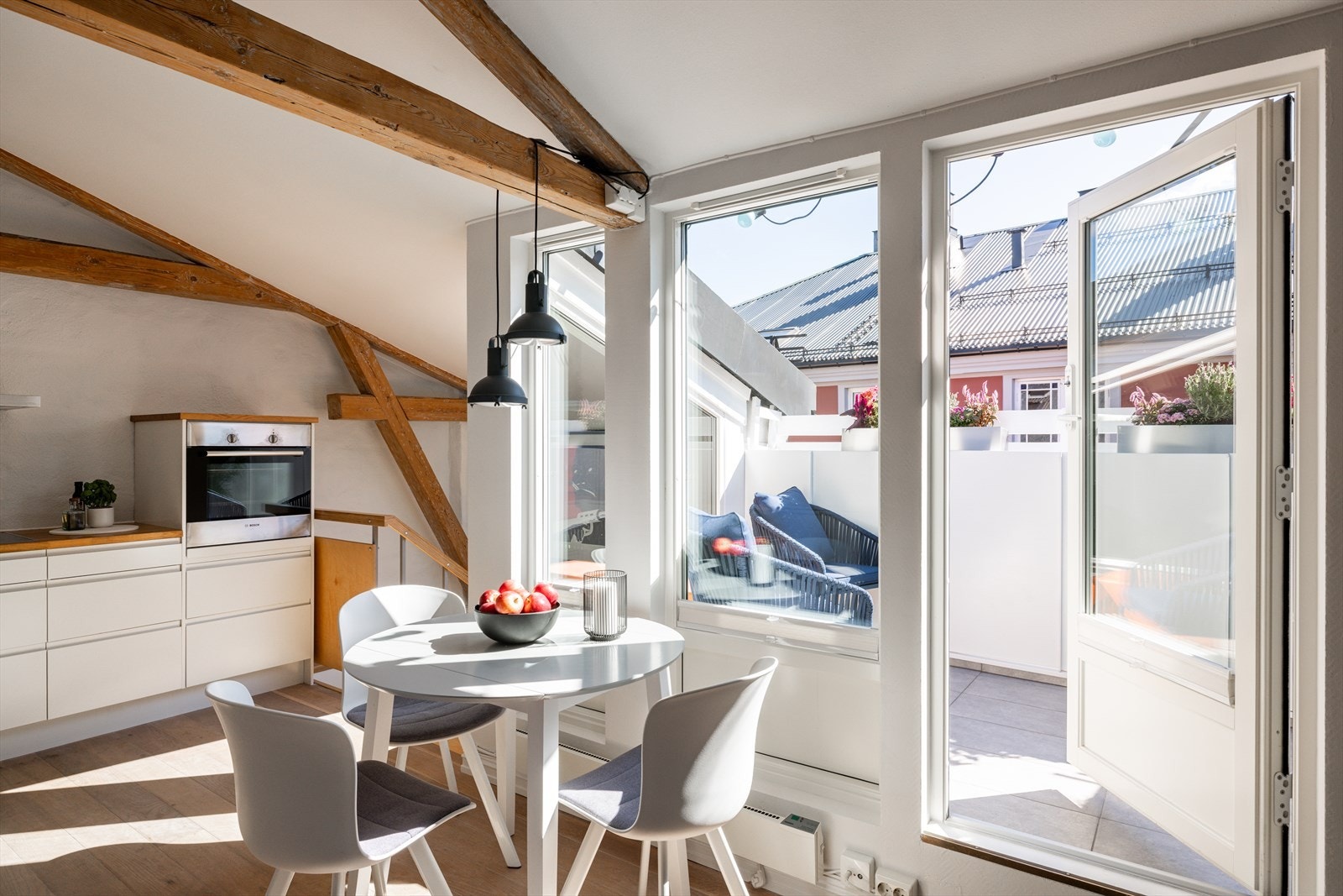 Utgang til den usjenerte terrassen på ca. 4,9 m² med flislagt dekke og gode solforhold. Her er det plass til sittegruppe, blomsterkasser og grønne innslag som skaper en hyggelig atmosfære. Galleribilde