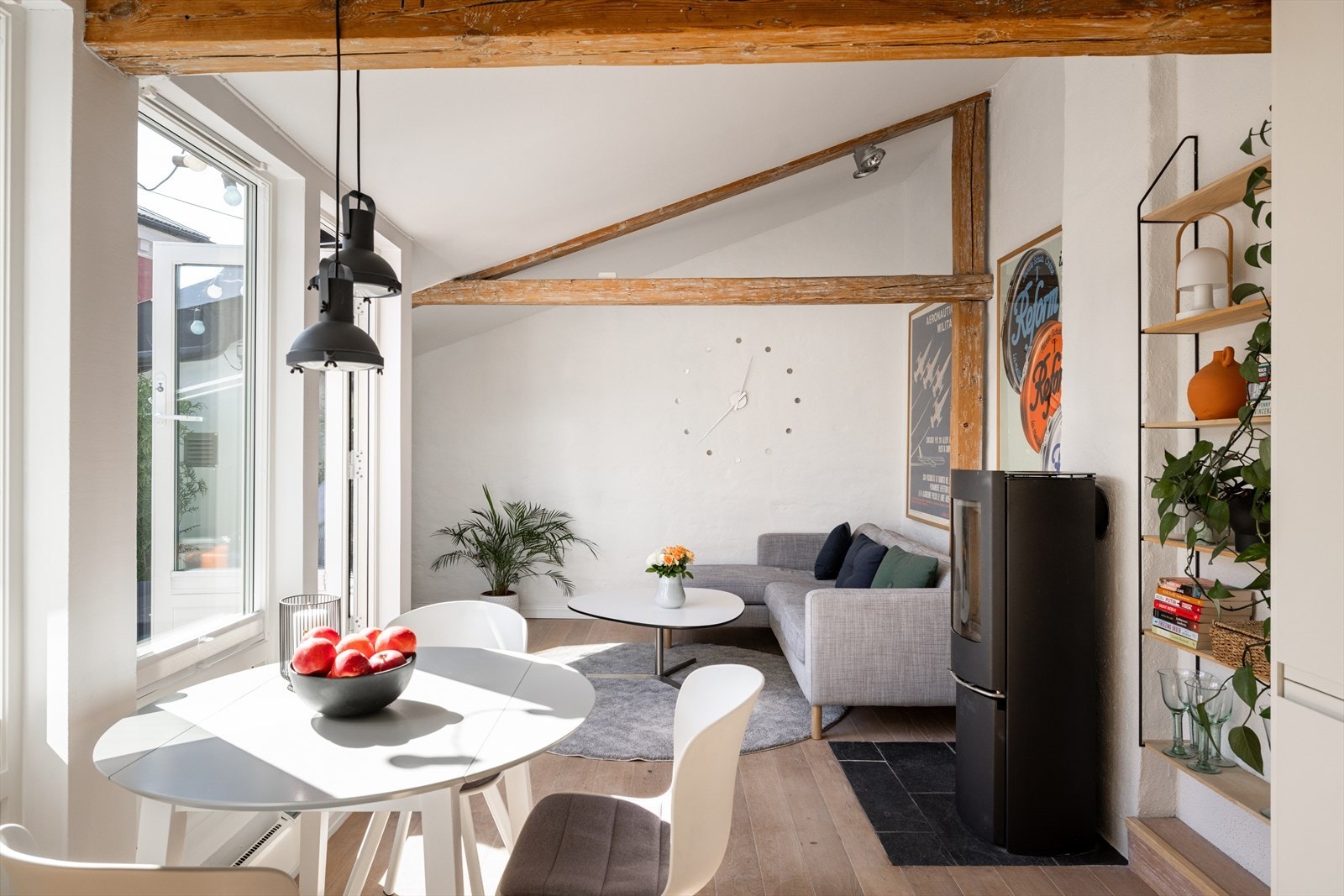 Synlige takbjelker tilfører særpreg og karakter, og skaper en harmonisk kombinasjon av historisk sjarm og moderne design. Galleribilde
