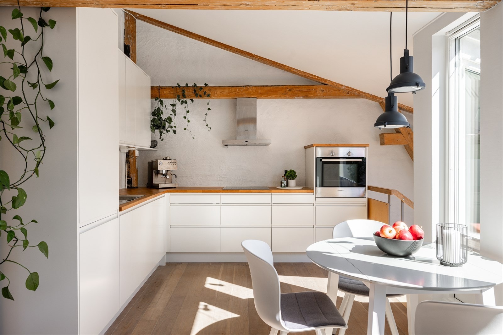 Boligen går over to plan og kombinerer klassisk sjarm med moderne komfort gjennom en spennende og innholdsrik planløsning. Galleribilde
