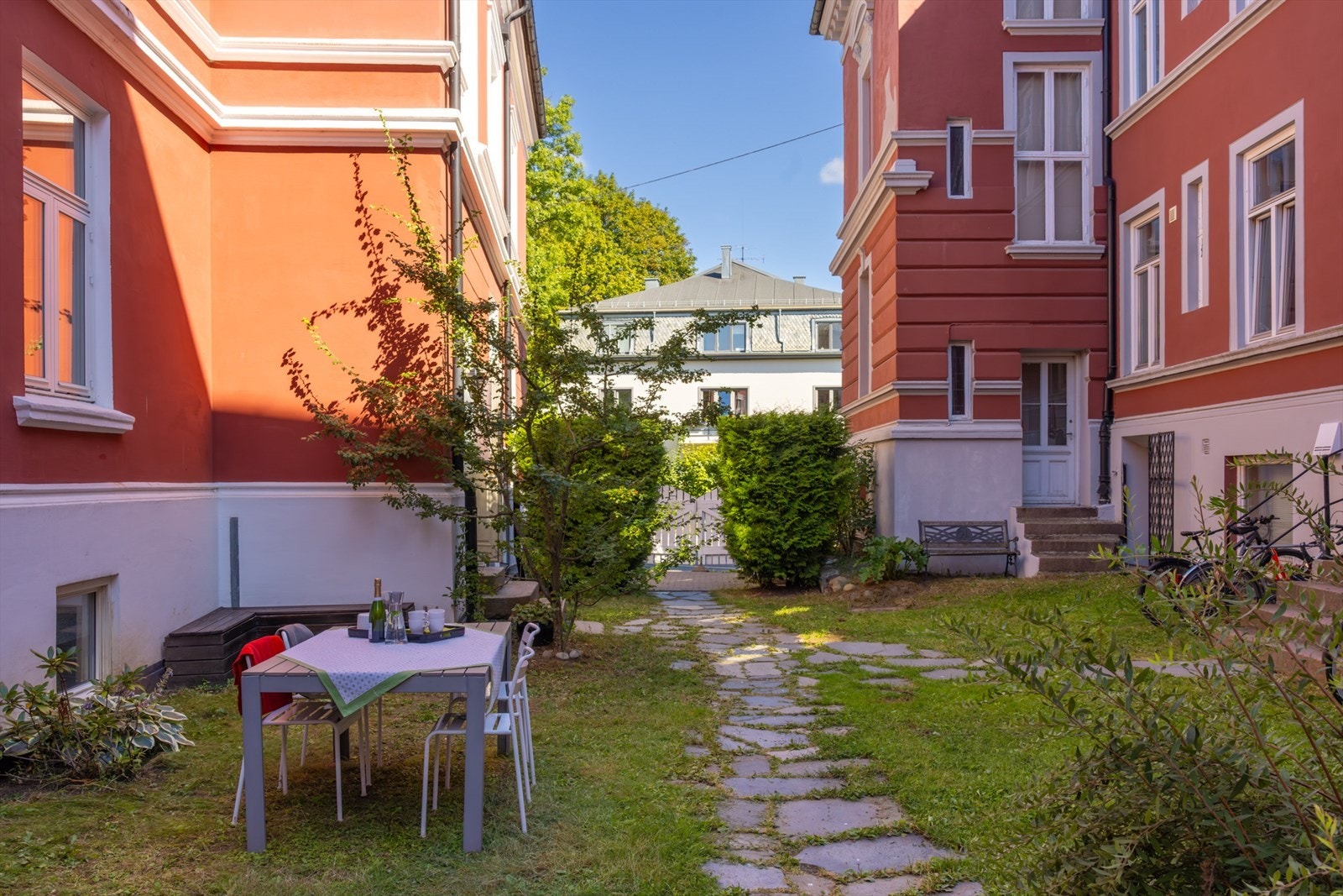 Bak den klassiske fasaden finner du en skjermet og grønn oase som byr på ro, privatliv og lune uteområder omgitt av frodig beplantning og vakre murgårder. Galleribilde