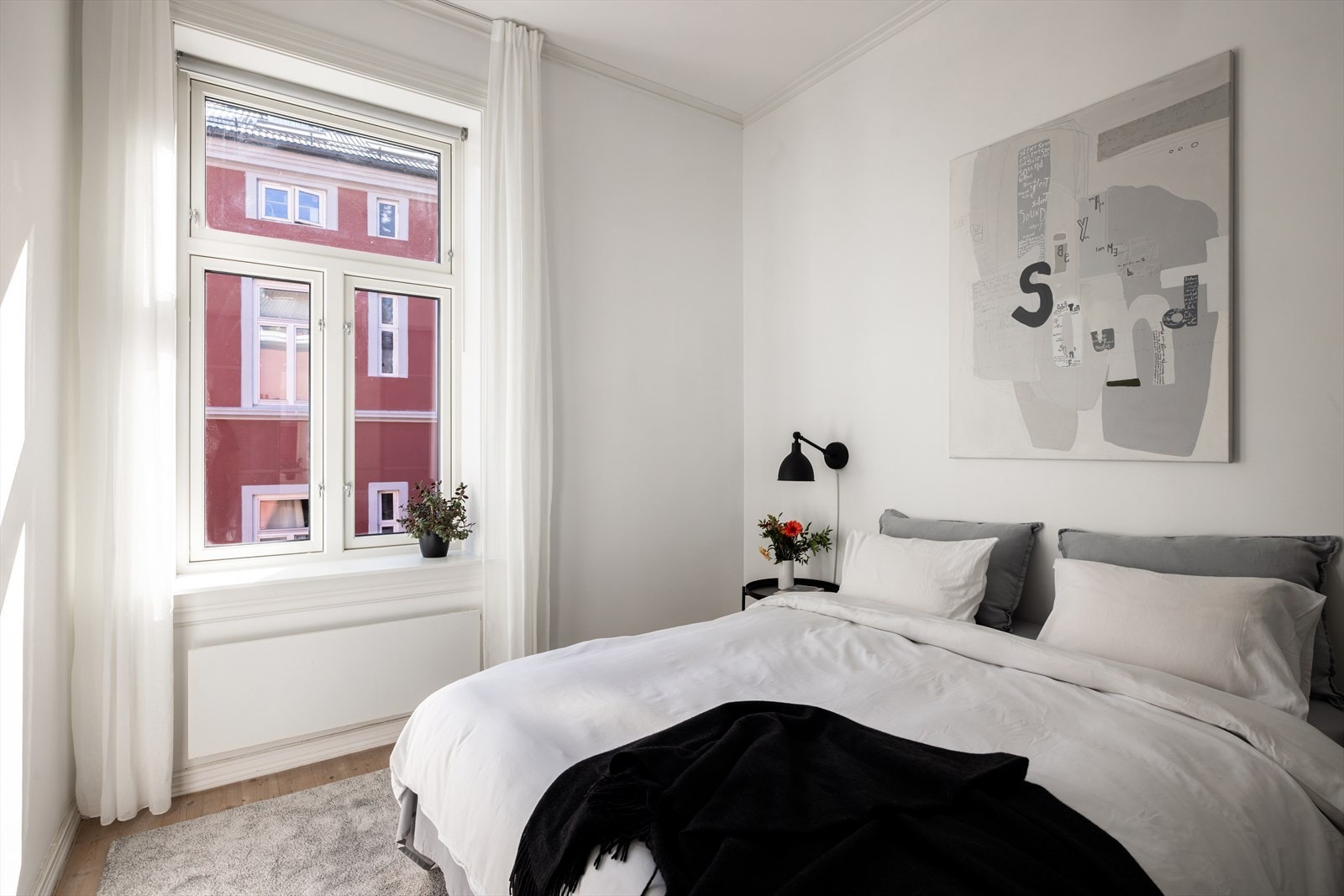 Leiligheten har et lyst og harmonisk hovedsoverom med god plass til dobbeltseng og garderobeløsning. Galleribilde