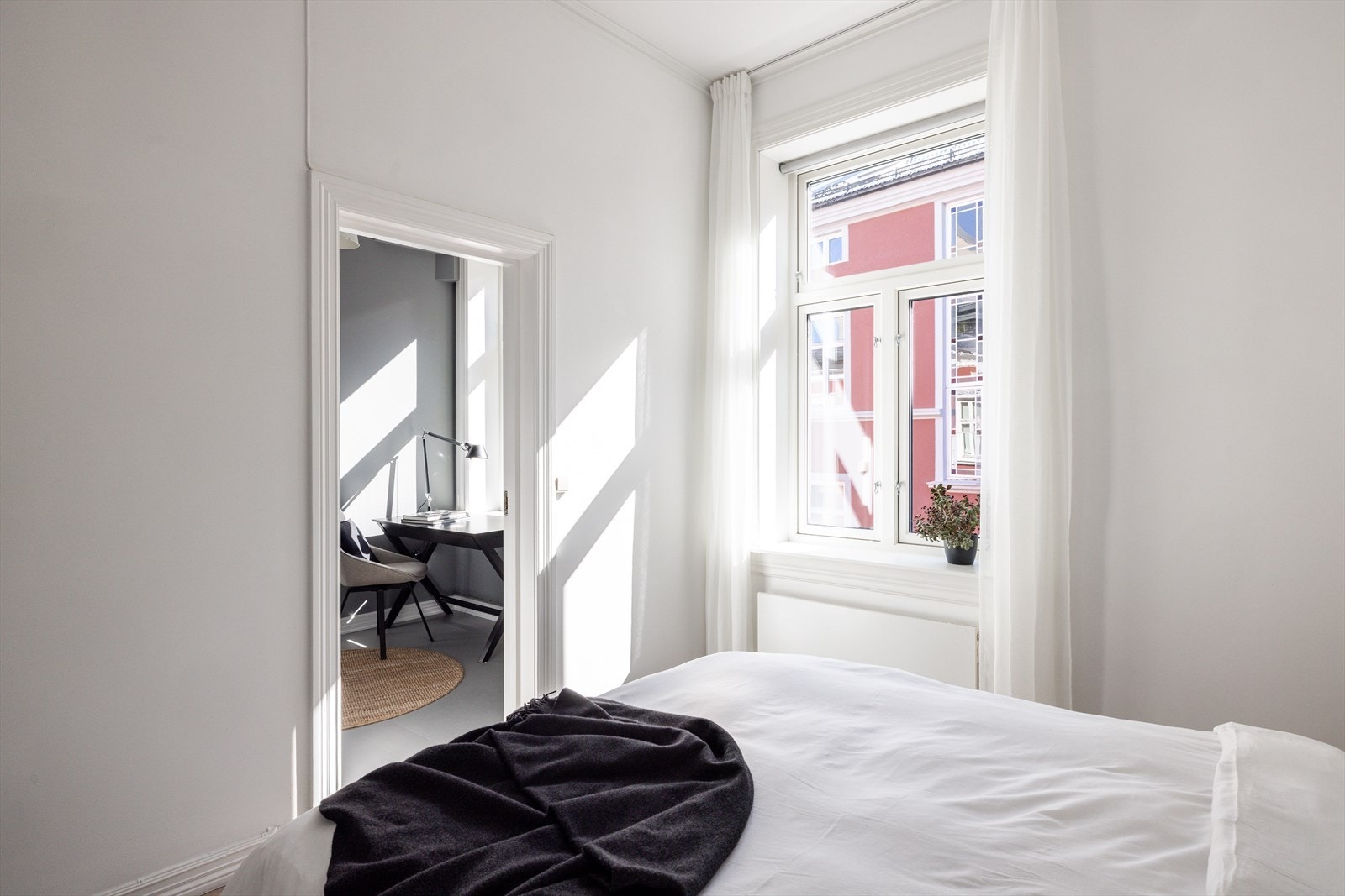 I tilknytning til soverommet ligger et praktisk rom som per i dag er innredet som kontor. Galleribilde