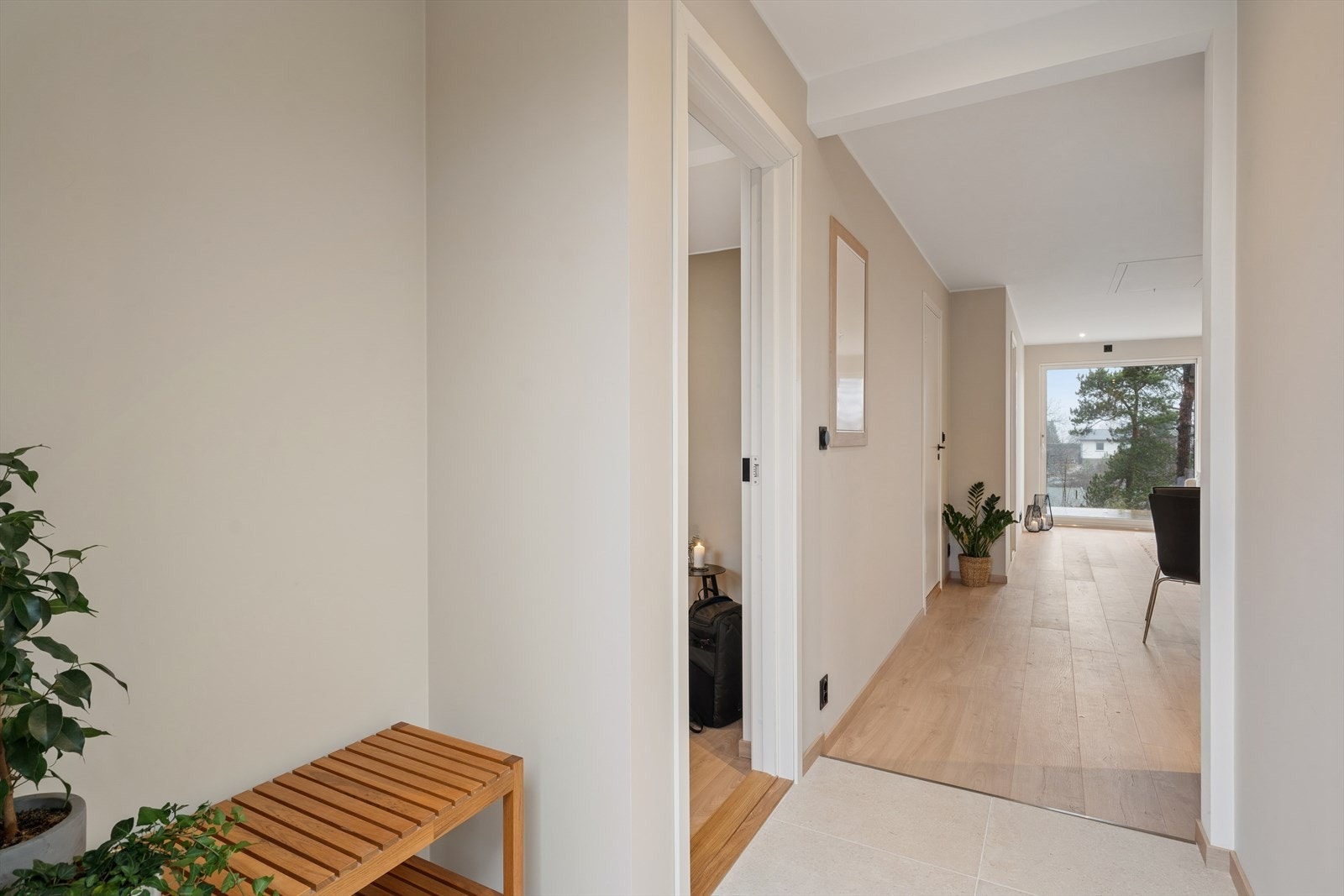 Her ønskes du velkommen inn i en innbydende entré med flislagt gulv og elektrisk gulvvarme. Det nye inngangspartiet, som er en del av tilbygget, har plass til å henge fra seg ytterklær. Galleribilde