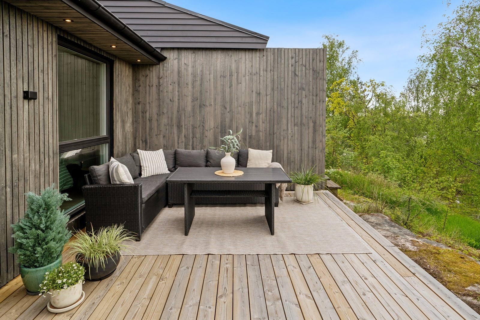 Den store terrassen på ca. 25 m² er bygget i 2025 og har gulv av impregnert trevirke. Galleribilde
