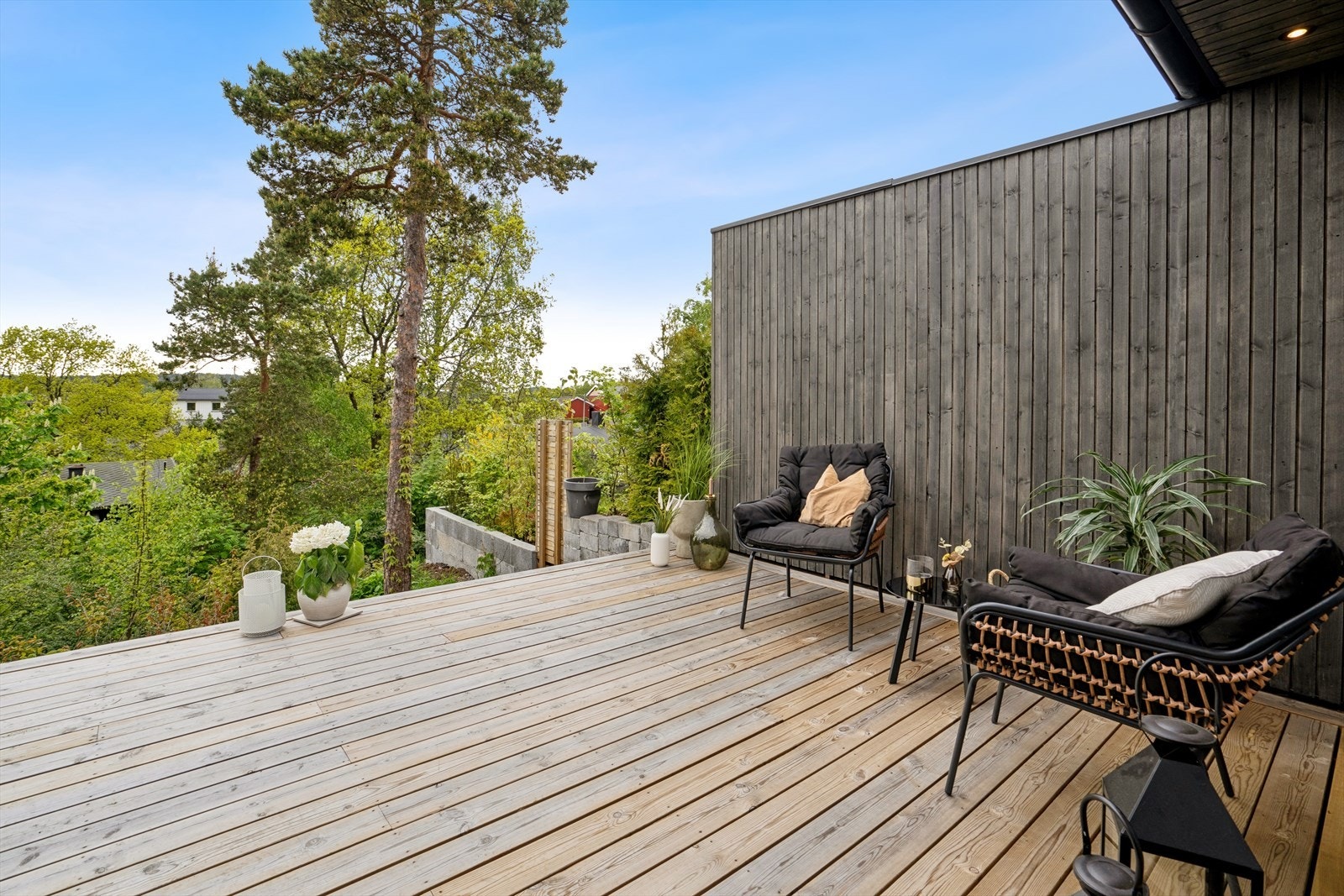 Terrassen ligger vestvendt og har meget gode solforhold, samt en høy og fri beliggenhet som gir utsyn over nærområdet. Galleribilde