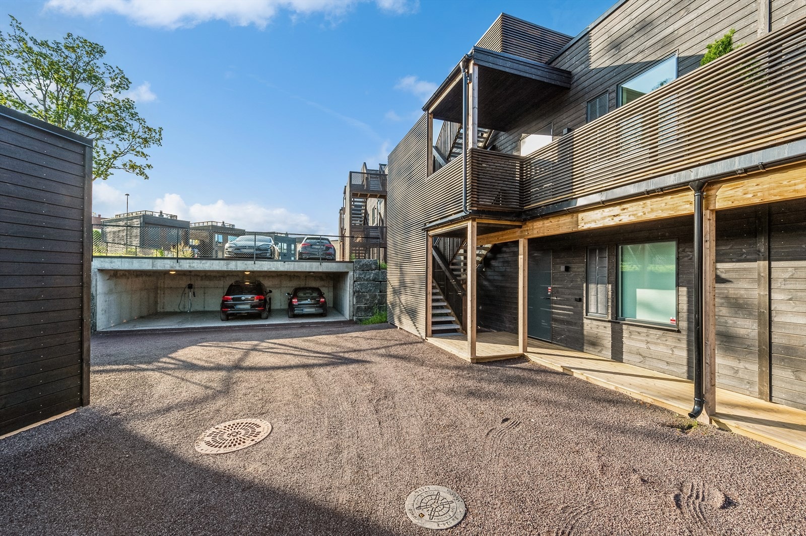Det medfølger en fast plass i carport med installert elbillader. Galleribilde