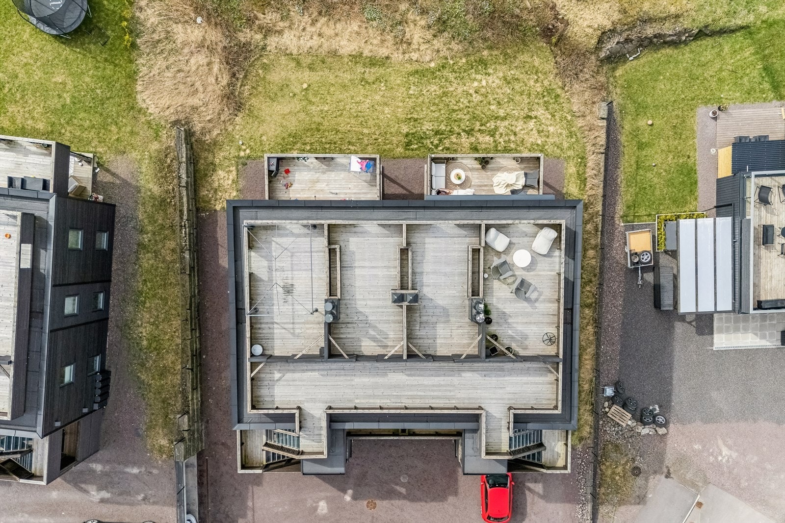 Oversikt over takterrassene som gir private uteplasser for beboerne. Galleribilde