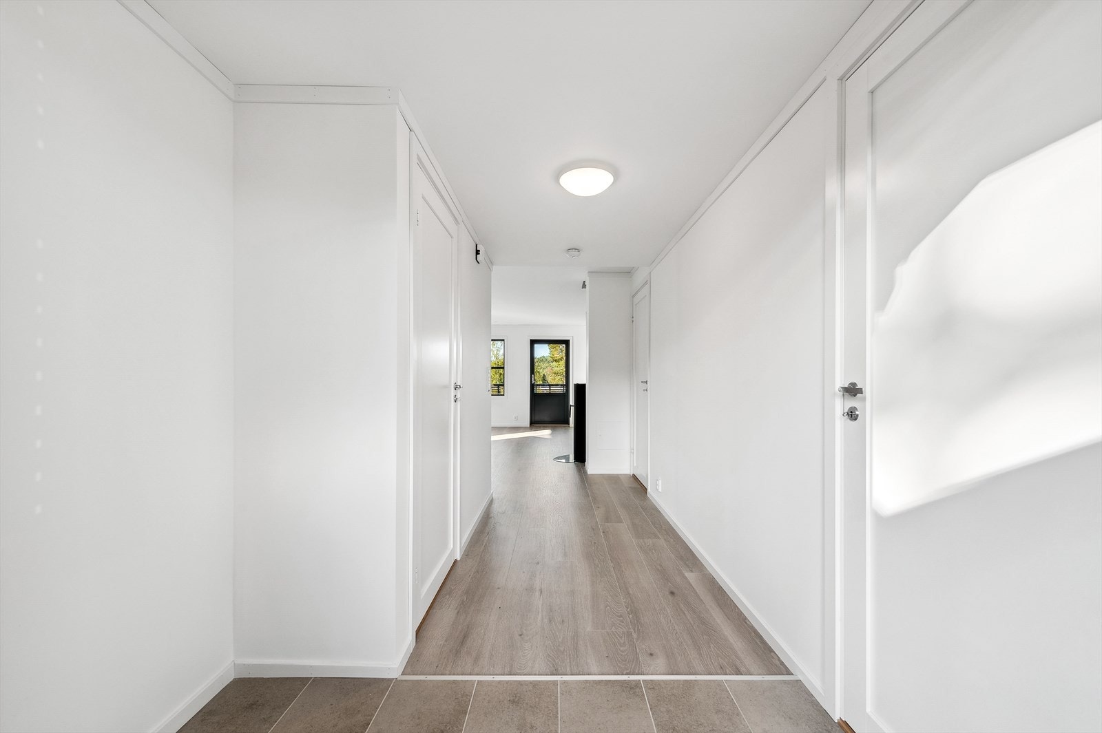 Entréen har flislagt gulv med varmekabler som gir en behagelig velkomst. Galleribilde