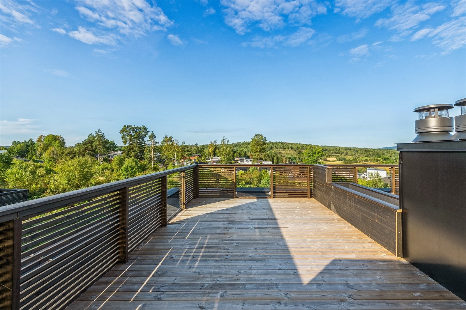 I tillegg til terrassen disponerer leiligheten en privat del av takterrassen med sol fra morgen til kveld. Galleribilde