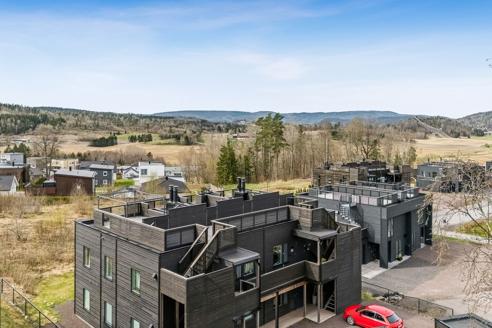 Bygget ligger fint til med utsikt over nærområdet. Galleribilde