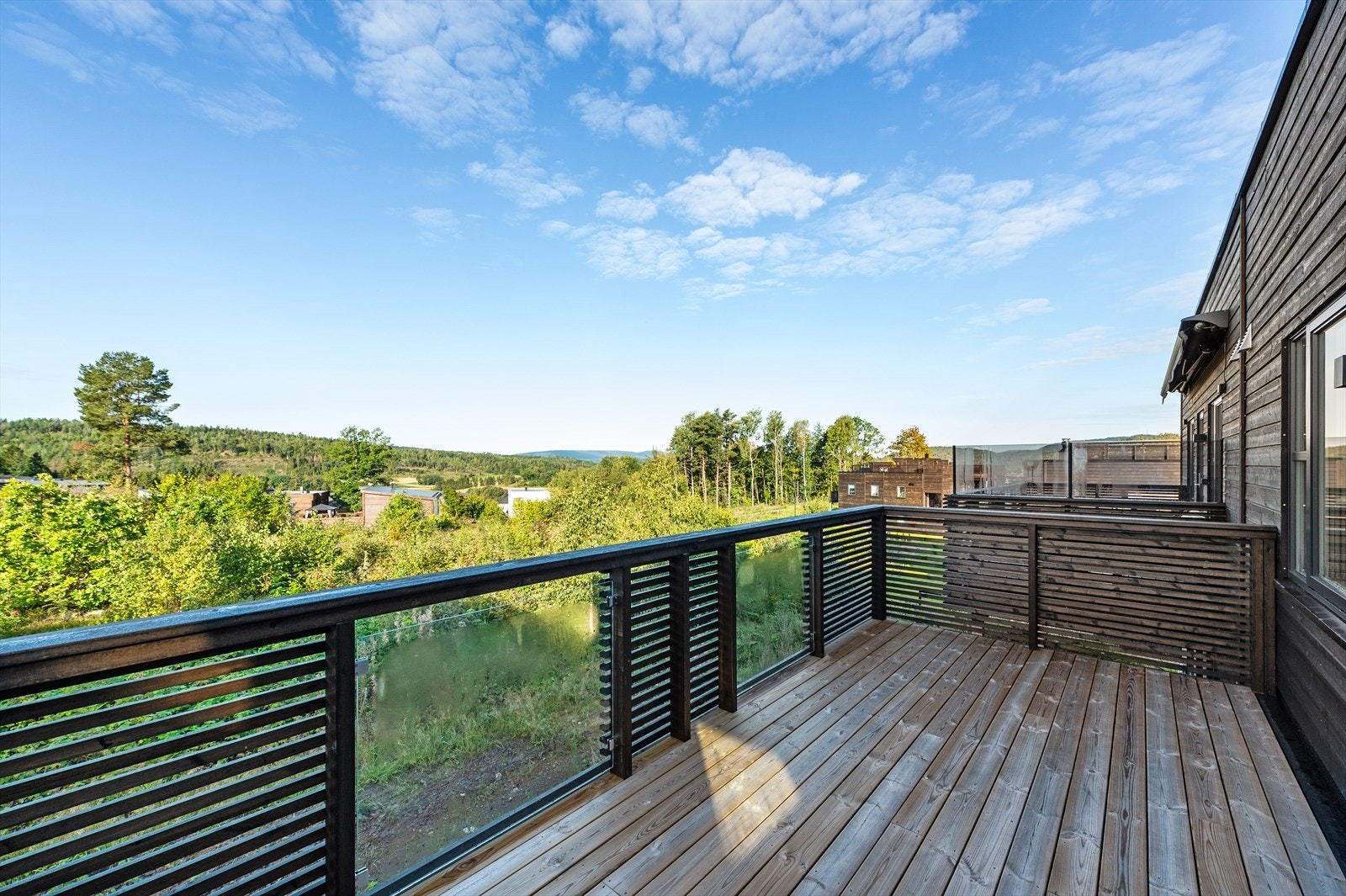 Fra stuen er det utgang til en romslig terrasse på 13 m². Galleribilde