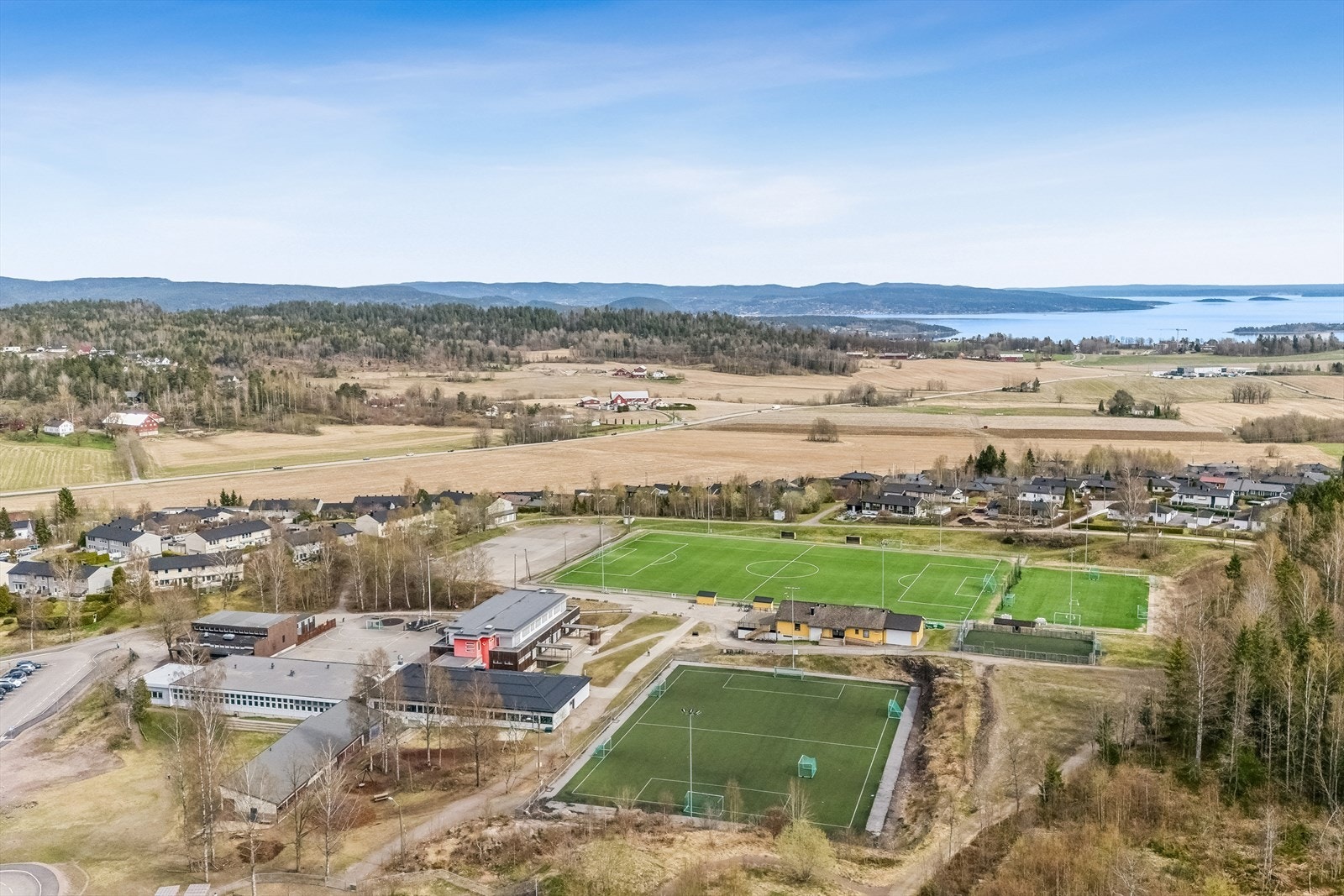 Gullhaug Idrettspark ligger i nærheten, med tilbud for sport og fritidsaktiviteter. Galleribilde