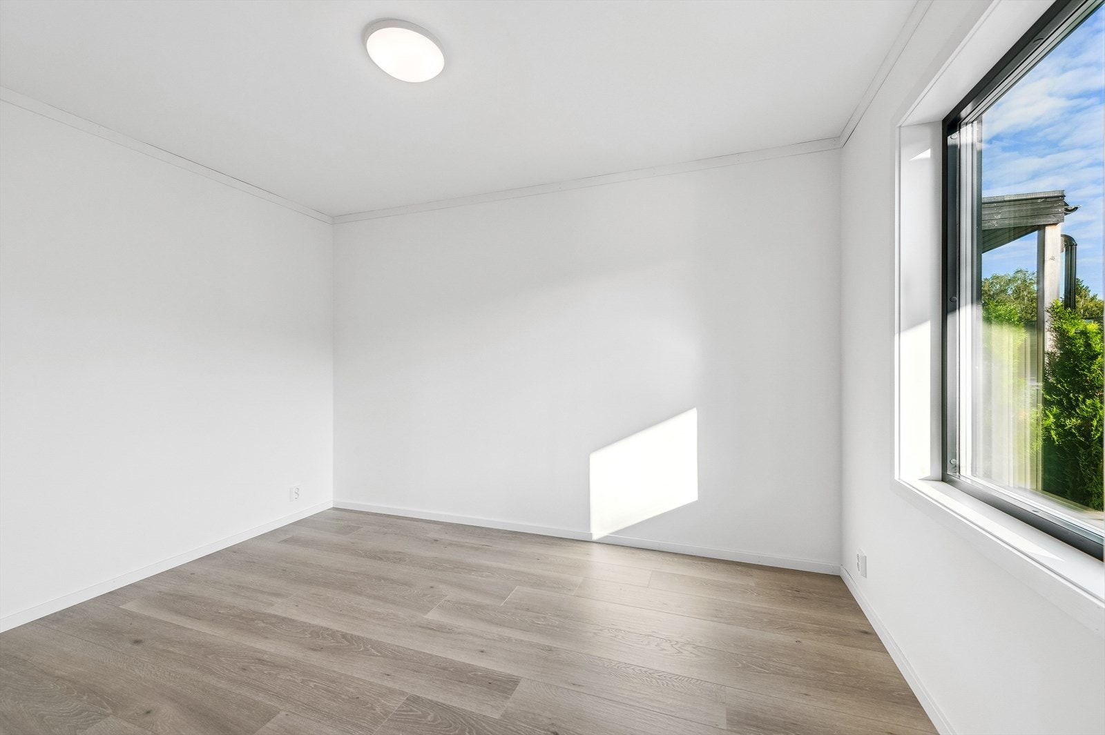 Leiligheten har to soverom med laminatgulv og malte gipsvegger. Galleribilde