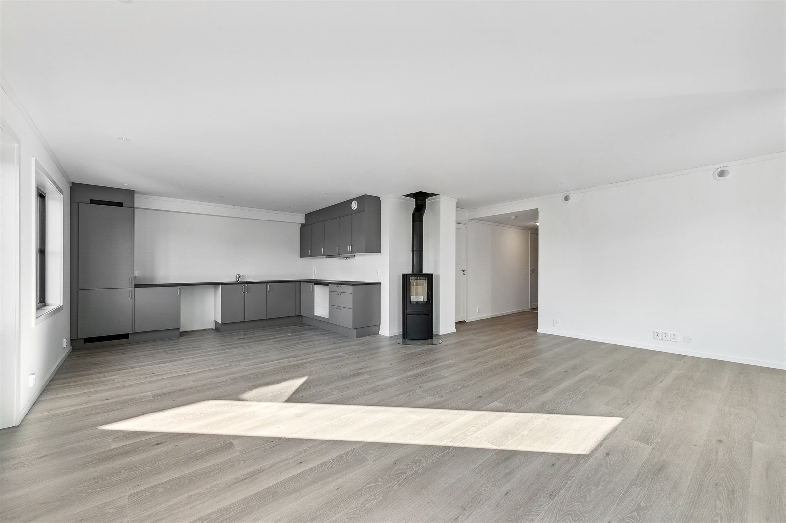 Velkommen til denne moderne 3-roms leiligheten fra 2023. Galleribilde