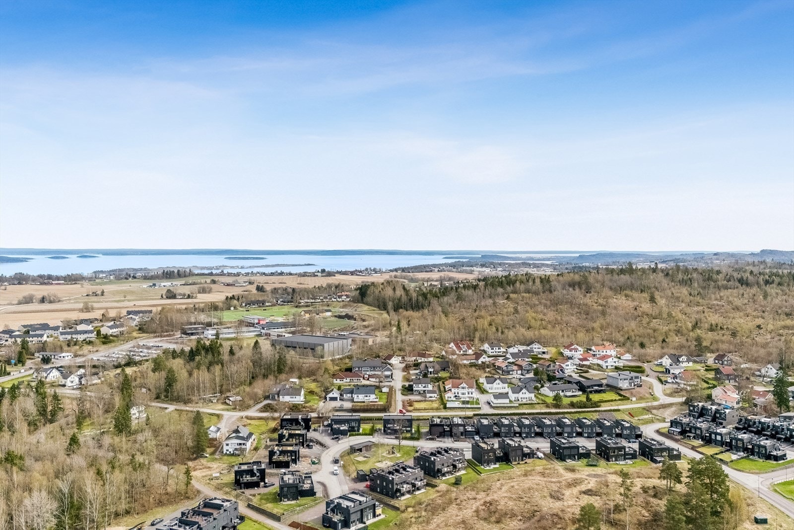 Fra eiendommen er det kort vei til både sjøen og flotte turområder. Galleribilde