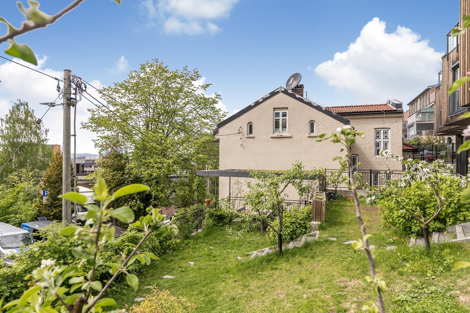 Sameie har en felles hage bak huset. Her er det bygget en pergola med sittegrupper og grill. Nyt sommerdagene her ute! Galleribilde