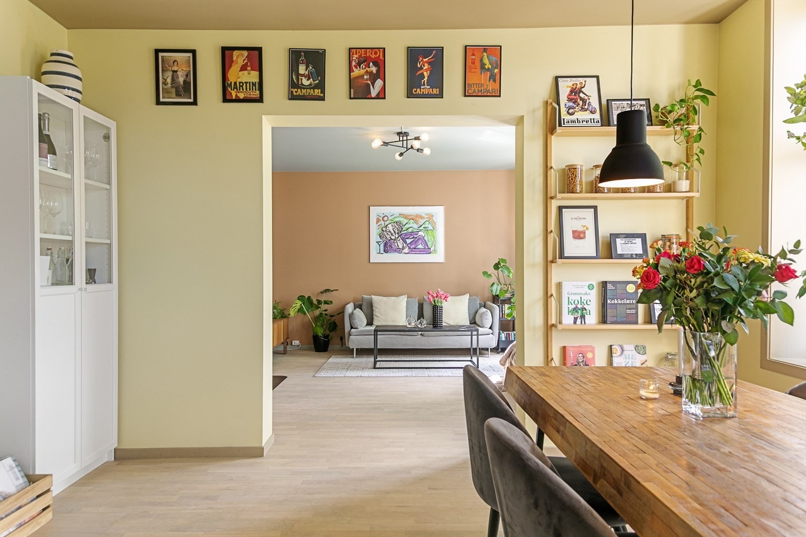 I forlengelsen av stuen ligger spisestue/kjøkken - her er det god plass til langbord og annet møblement. Den åpne løsningen bidrar til en spesielt luftig og åpen atmosfære i dette hjemmet! Galleribilde