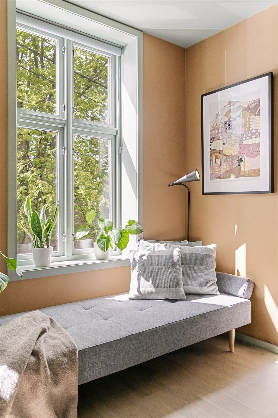 Stuens gode romløsning gjør det enkelt å møblere etter egne ønsker og behov. Dagens eier har satt stor pris på dette hjørne for avslapping - perfekt for morgenkaffe! Galleribilde