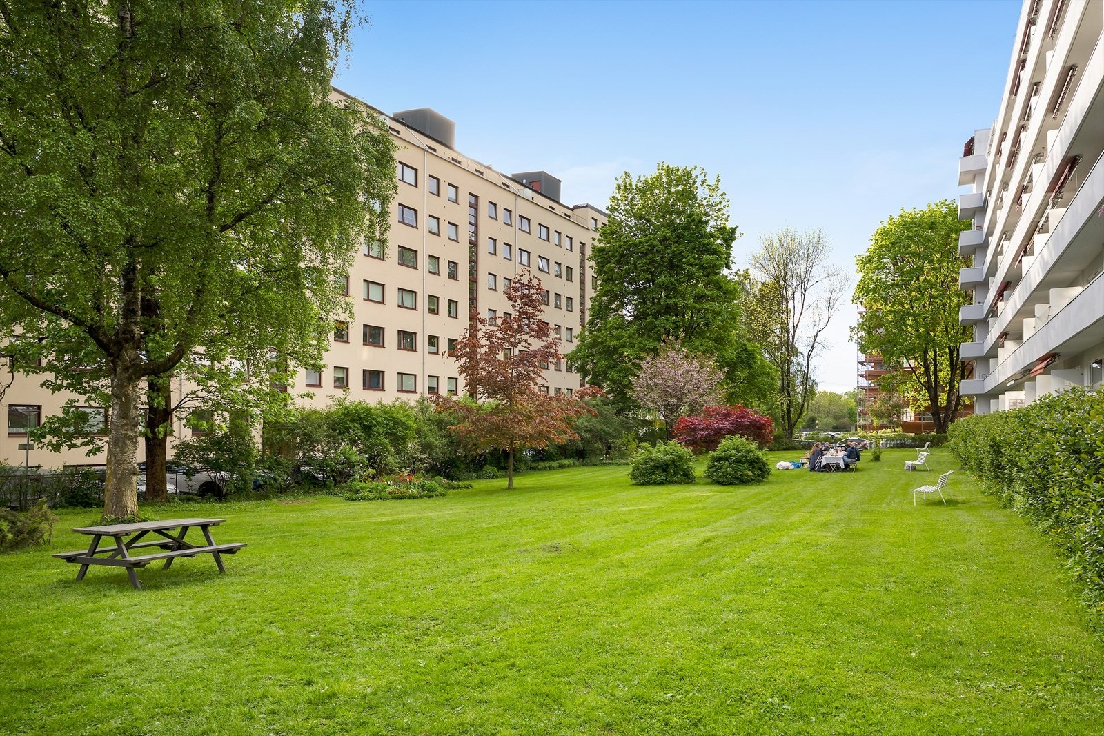 Sameiet har en parkmessig opparbeidet forhage med beplantning, sittegrupper og prydbusker. Denne ivaretas av sameiets gartnertjeneste. Galleribilde