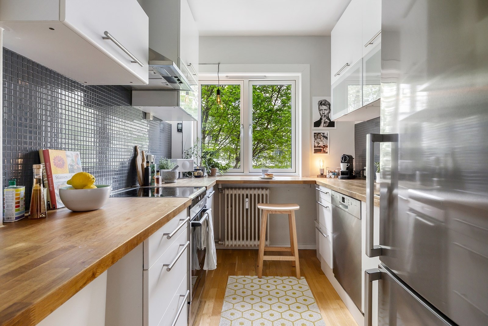 Separat kjøkken med effektiv utforming, gode arbeidsflater og rikelig med skapplass. Ventilator med avtrekk. Galleribilde