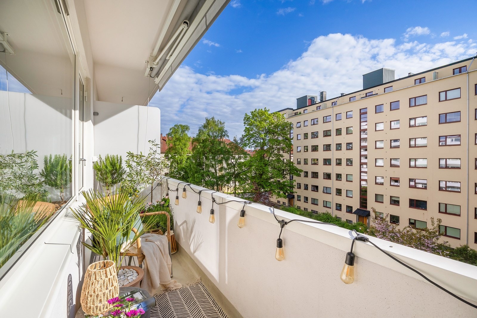 Her er det plass til sittegruppe og beplantning, og balkongen blir et hyggelig sted for avslapning og sene sommerkvelder. Selger opplyser om gode solforhold på balkongen fra ca. kl. 12 til kl. 20.30 midtsommers. Galleribilde