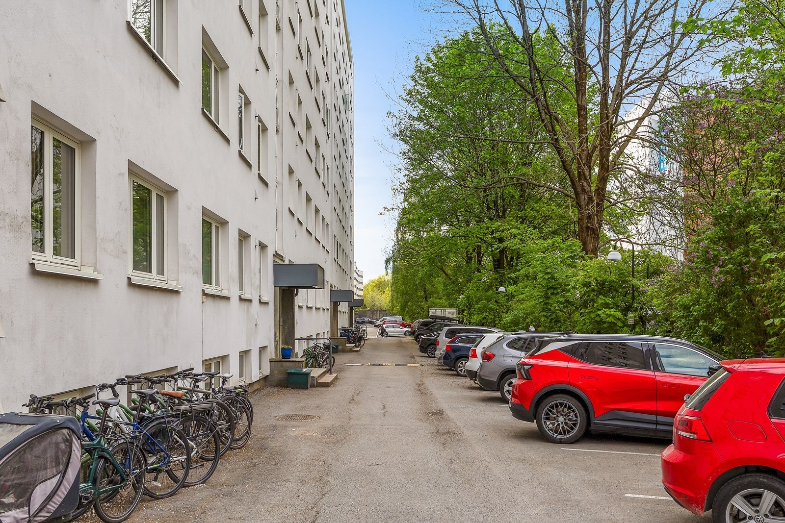 Sameiet disponerer ca. 30 parkeringsplasser som leies ut etter venteliste til kr. 500 per måned. Flere av plassene er utstyrt med elbillader. Kostnader knyttet til lading faktureres separat og inngår ikke i ordinære felleskostnader. Galleribilde