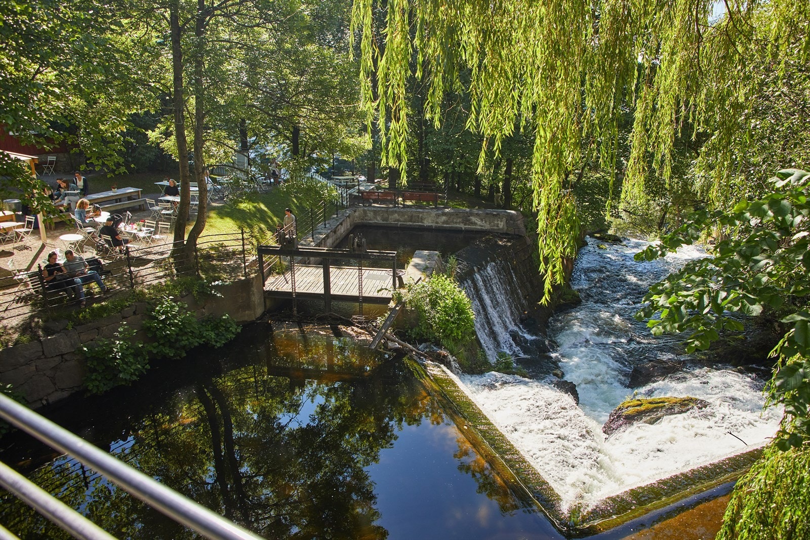 En kort spasertur tar deg til de idylliske turstiene langs Akerselva, her finner du også Hønse-Lovisas hus hvor man kan få kjøpt både noe å drikke og gode vafler! Galleribilde