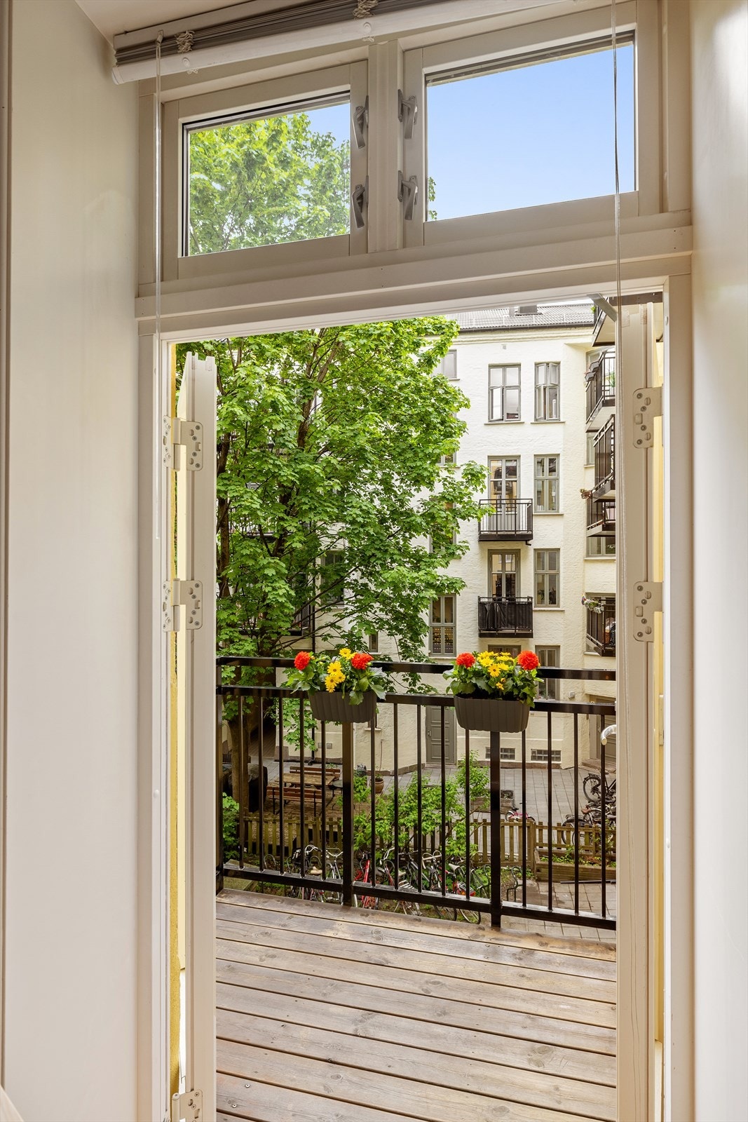 Balkongen er bygget i stål og aluminium med terrassebord på gulvet. Galleribilde