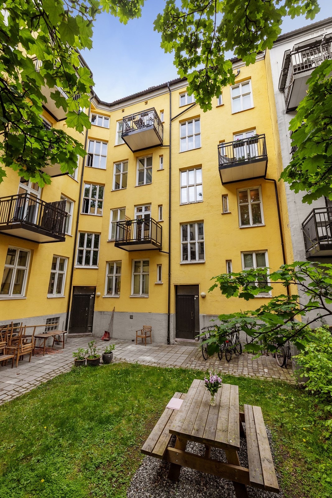 Bakgården er en grønn oase for beboerne. Galleribilde