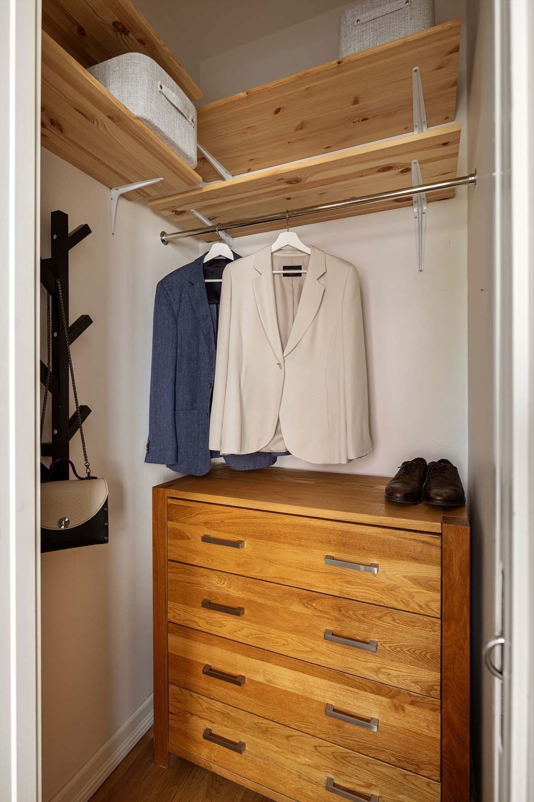Den interne boden er innredet med hyller og oppheng. Galleribilde