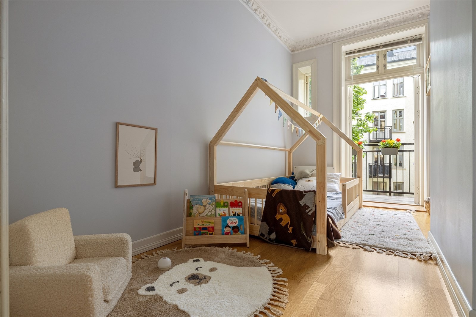 Rommet er lyst og vender inn mot den rolige bakgården. Galleribilde