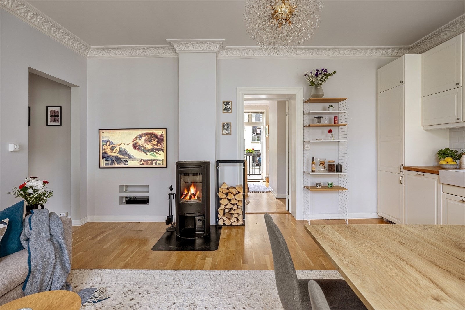 En moderne peisovn fra Contura gir både varme og en hyggelig atmosfære. Galleribilde