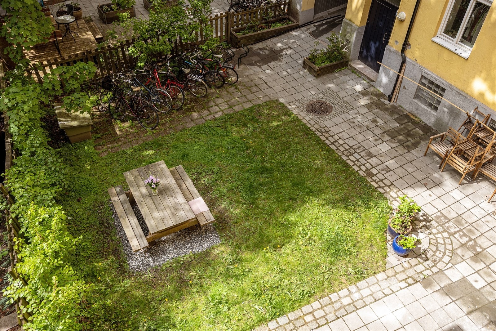 Borettslaget har et hyggelig, felles uteområde med sitteplasser og sykkelparkering. Galleribilde