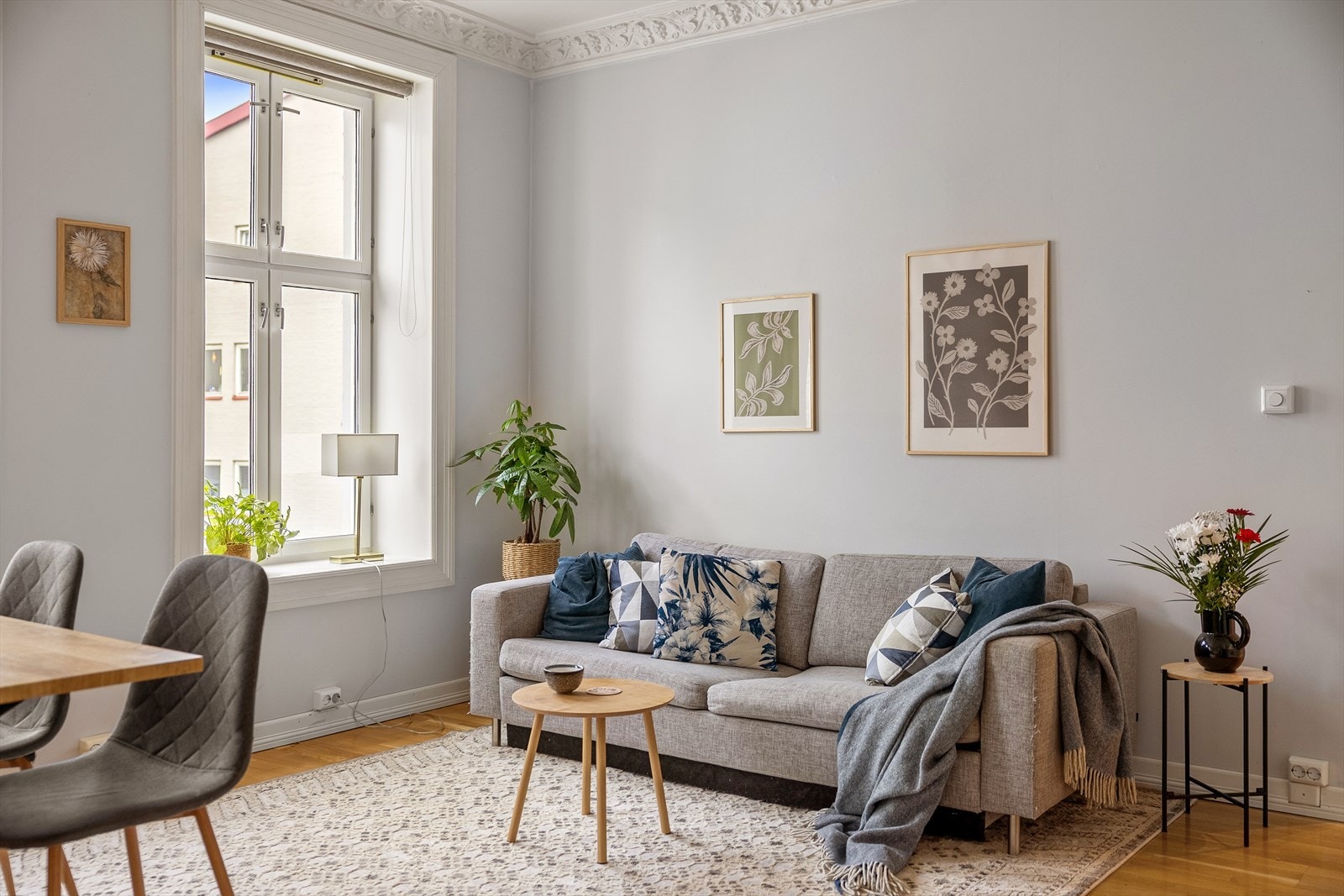 Den åpne løsningen gir god plass til både sofagruppe og spisebord. Galleribilde