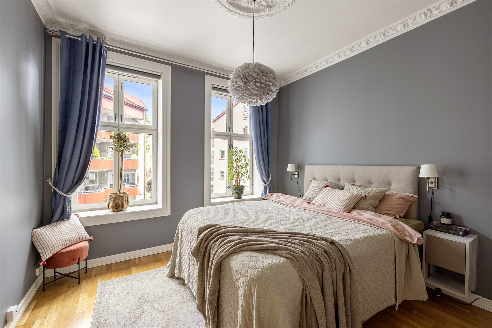 Rommet har god plass til dobbeltseng og er vendt mot en rolig sidegate. Galleribilde