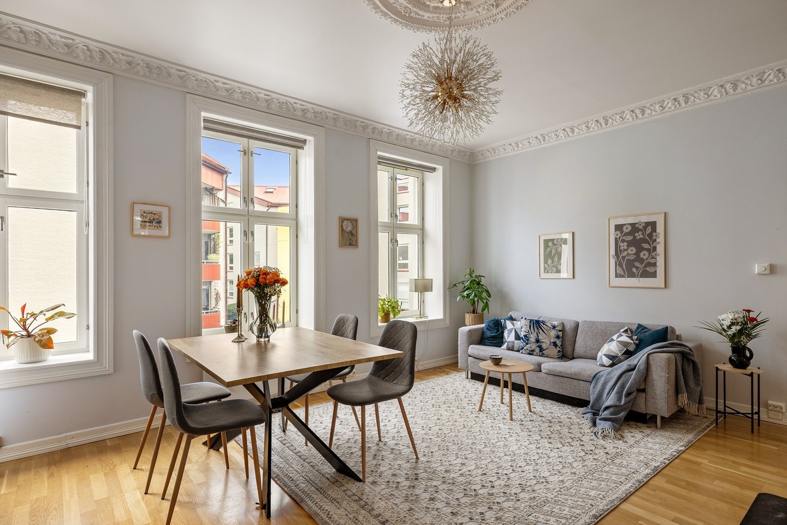 Stuen har en takhøyde på 2,82 meter, fremhevet av klassisk stukkatur og takrosett. Galleribilde