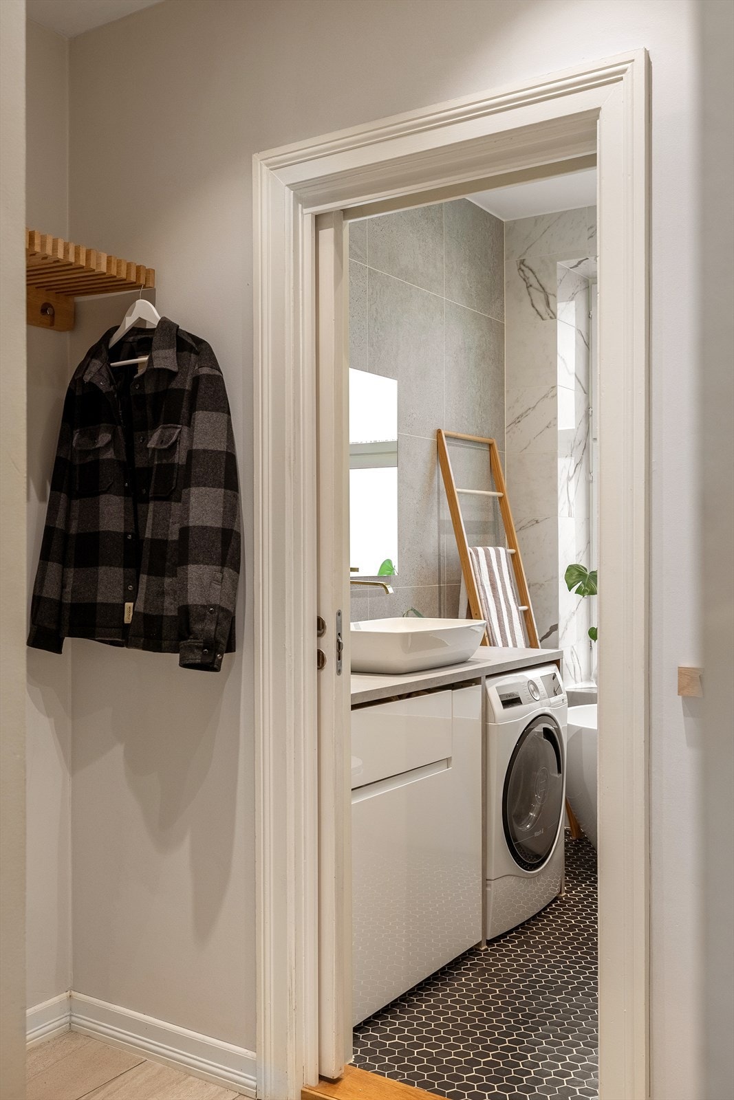 Badet har en plassbesparende skyvedør og er adskilt fra entréen. Galleribilde