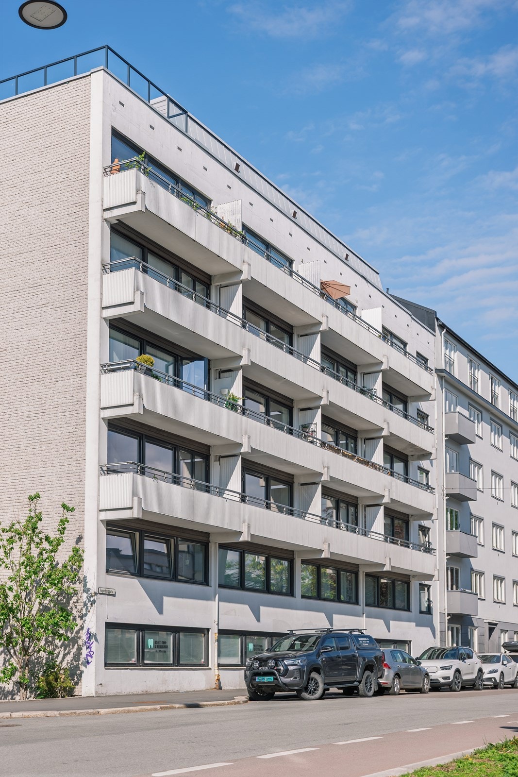 Bygget har moderne fasiliteter som heis og felles takterrasse. Galleribilde