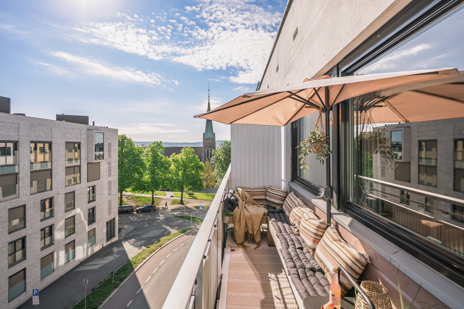 Fra stuen er det utgang til en sørøstvendt balkong på ca. 5,7 m², som fungerer som en forlengelse av boligen i sommerhalvåret. Galleribilde