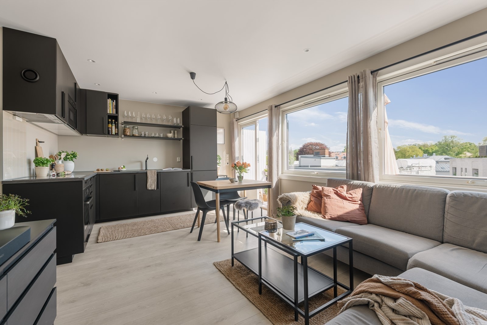 Stuen har plass til både sofagruppe og spisebord. Bredbånd er inkludert i de månedlige felleskostnadene. Galleribilde