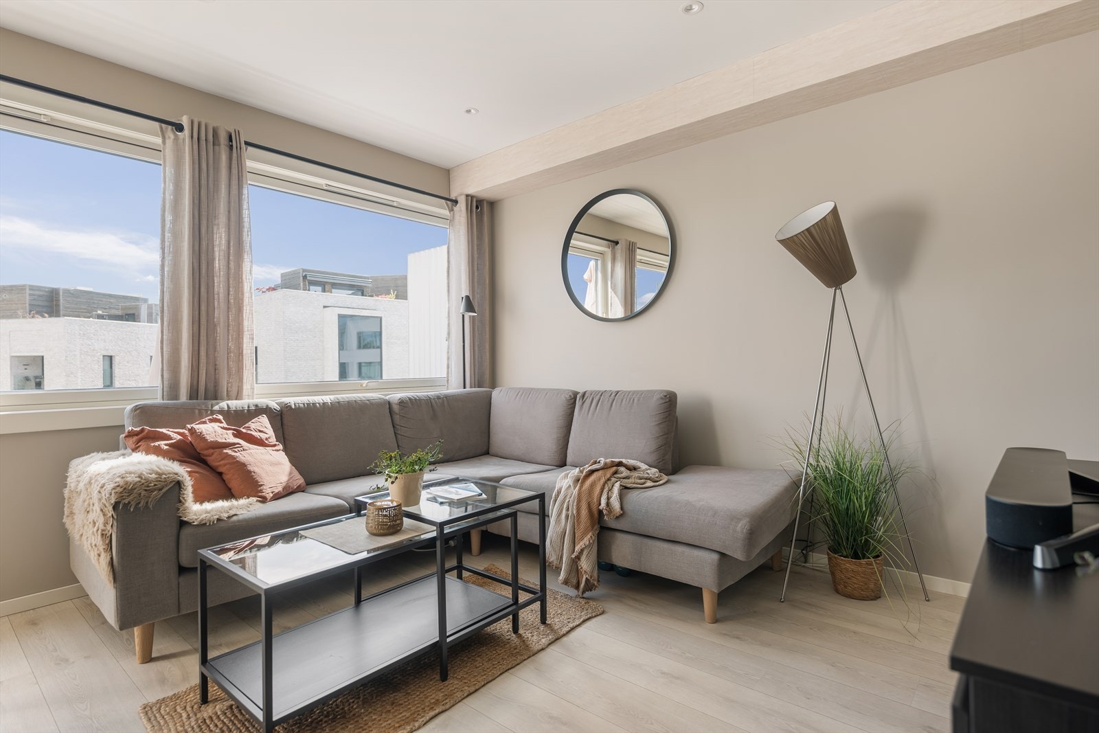 Senket gipshimling med innfelte downlights fra 2019 gir en jevn og god belysning, og gulvvarme (folie) fra samme år holder gulvet varmt. Galleribilde