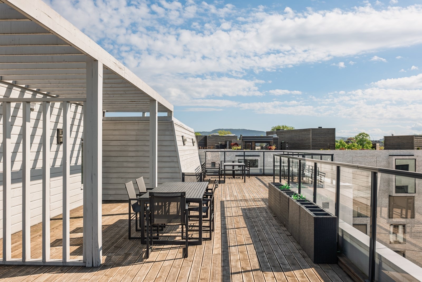 Sameiet har i tillegg en stor, felles takterrasse med rikelig plass for sosiale sammenkomster. Galleribilde