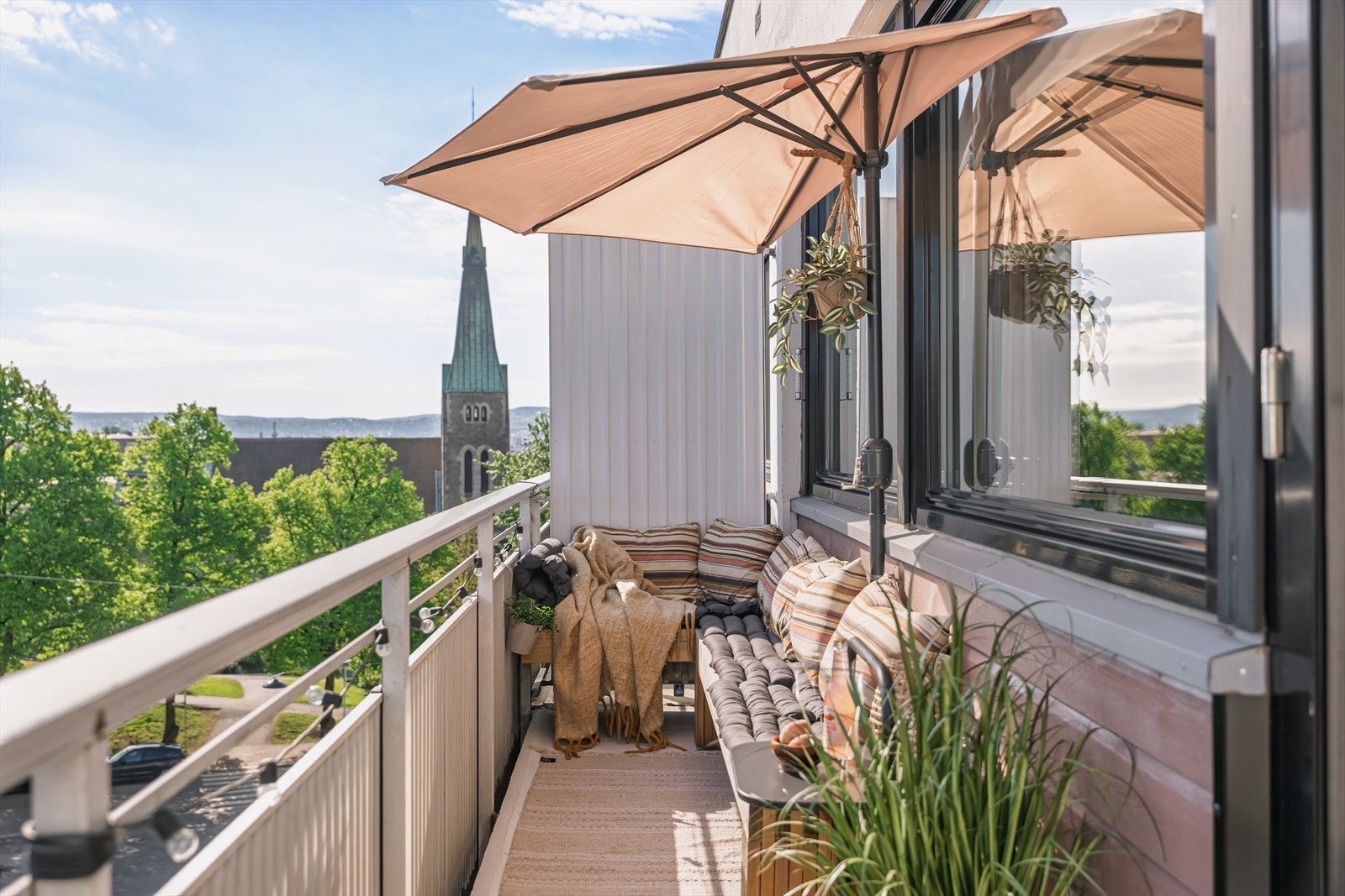 Her bor du i et rolig og veletablert boligområde med nydelig utsikt over Fagerborg kirke og grønne tretopper, samt med et glimt av Holmenkollen i det fjerne. Galleribilde